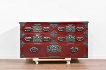 中古　美品　岩谷堂箪笥　木地呂塗り　重厚な手打ち金具が存在感を放つローチェスト　(R-085258)