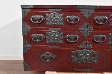 中古　美品　岩谷堂箪笥　木地呂塗り　重厚な手打ち金具が存在感を放つローチェスト　(R-085258)