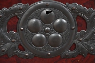 中古　美品　岩谷堂箪笥　木地呂塗り　重厚な手打ち金具が存在感を放つローチェスト　(R-085258)