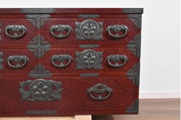 中古　美品　岩谷堂箪笥　木地呂塗り　重厚な手打ち金具が存在感を放つローチェスト　(R-085258)