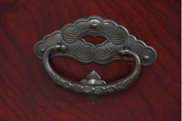 中古　美品　岩谷堂箪笥　木地呂塗り　重厚な手打ち金具が存在感を放つローチェスト　(R-085258)