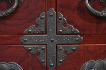 中古　美品　岩谷堂箪笥　木地呂塗り　重厚な手打ち金具が存在感を放つローチェスト　(R-085258)