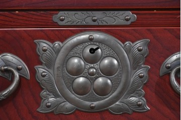 中古　美品　岩谷堂箪笥　木地呂塗り　重厚な手打ち金具が存在感を放つローチェスト　(R-085258)