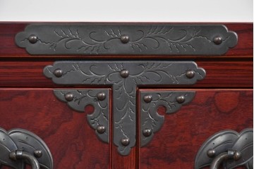 中古　美品　岩谷堂箪笥　木地呂塗り　重厚な手打ち金具が存在感を放つローチェスト　(R-085258)