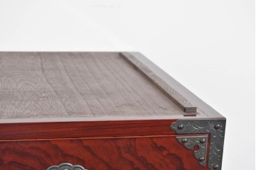 《天板取り付け加工費込み》　中古　美品　岩谷堂箪笥　木地呂塗り　重厚な手打ち金具が存在感を放つローチェスト　(R-085259)