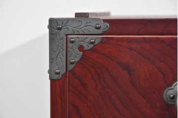 《天板取り付け加工費込み》　中古　美品　岩谷堂箪笥　木地呂塗り　重厚な手打ち金具が存在感を放つローチェスト　(R-085259)