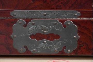 《天板取り付け加工費込み》　中古　美品　岩谷堂箪笥　木地呂塗り　重厚な手打ち金具が存在感を放つローチェスト　(R-085259)