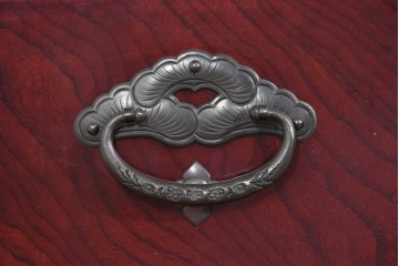 《天板取り付け加工費込み》　中古　美品　岩谷堂箪笥　木地呂塗り　重厚な手打ち金具が存在感を放つローチェスト　(R-085259)