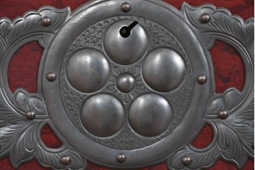 《天板取り付け加工費込み》　中古　美品　岩谷堂箪笥　木地呂塗り　重厚な手打ち金具が存在感を放つローチェスト　(R-085259)