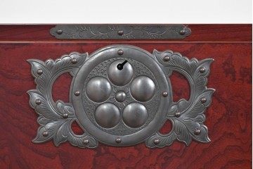 《天板取り付け加工費込み》　中古　美品　岩谷堂箪笥　木地呂塗り　重厚な手打ち金具が存在感を放つローチェスト　(R-085259)