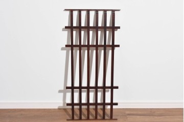 中古　美品　和の品格感じる佇まいが魅力的な格子戸付き水屋箪笥　(R-085260)