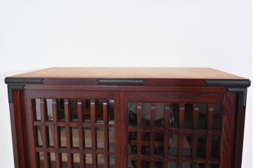 中古　美品　和の品格感じる佇まいが魅力的な格子戸付き水屋箪笥　(R-085260)