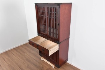 中古　美品　和の品格感じる佇まいが魅力的な格子戸付き水屋箪笥　(R-085260)