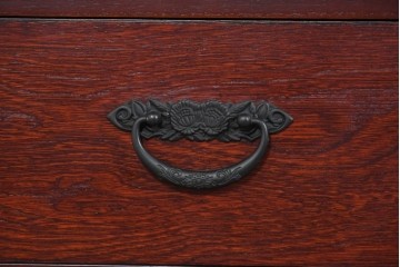 中古　美品　和の品格感じる佇まいが魅力的な格子戸付き水屋箪笥　(R-085260)