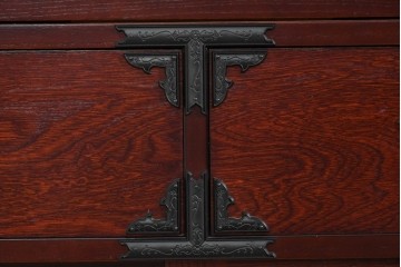 中古　美品　和の品格感じる佇まいが魅力的な格子戸付き水屋箪笥　(R-085260)