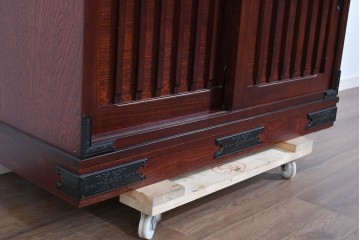 中古　美品　和の品格感じる佇まいが魅力的な格子戸付き水屋箪笥　(R-085260)