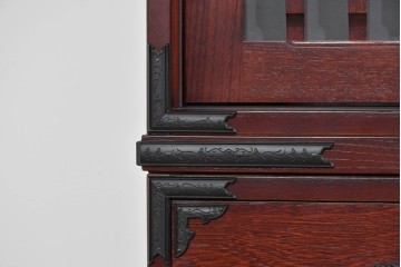 中古　美品　和の品格感じる佇まいが魅力的な格子戸付き水屋箪笥　(R-085260)