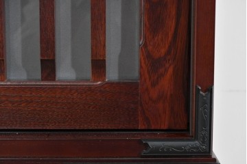 中古　美品　和の品格感じる佇まいが魅力的な格子戸付き水屋箪笥　(R-085260)