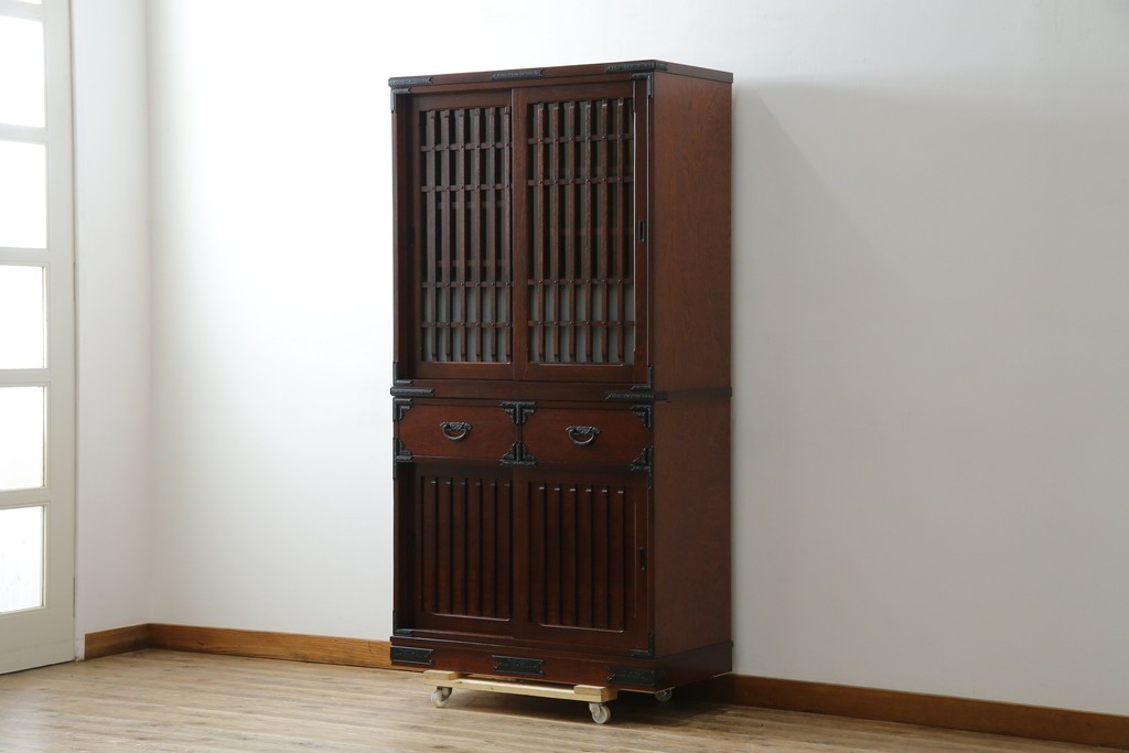 中古　美品　和の品格感じる佇まいが魅力的な格子引戸の水屋箪笥　(R-085260)