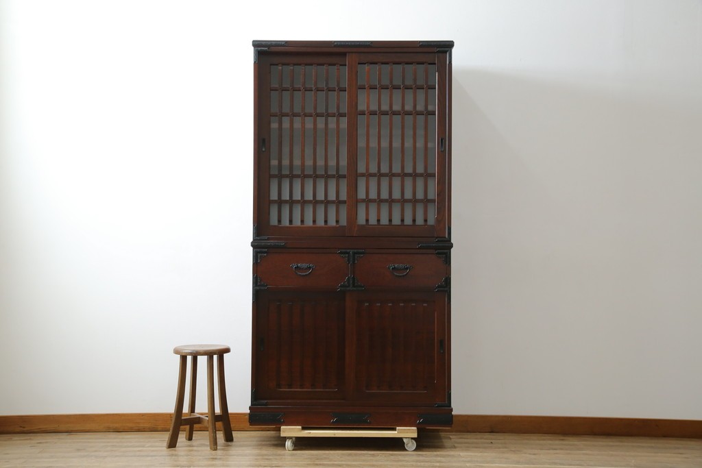 中古　美品　和の品格感じる佇まいが魅力的な格子引戸の水屋箪笥　(R-085260)