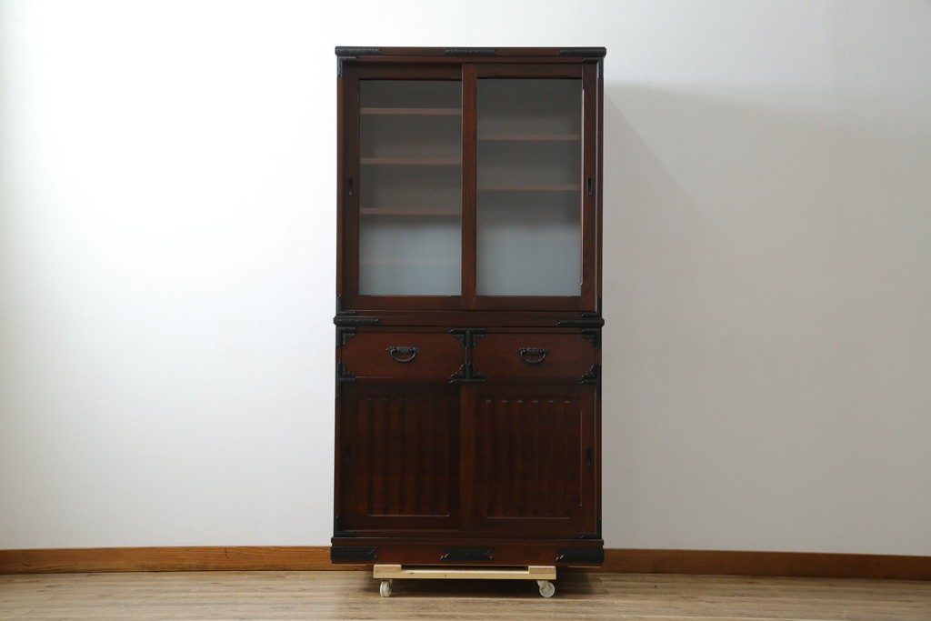 中古　美品　和の品格感じる佇まいが魅力的な格子引戸の水屋箪笥　(R-085260)