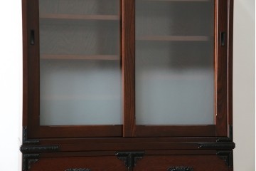 中古　美品　和の品格感じる佇まいが魅力的な格子引戸の水屋箪笥　(R-085260)