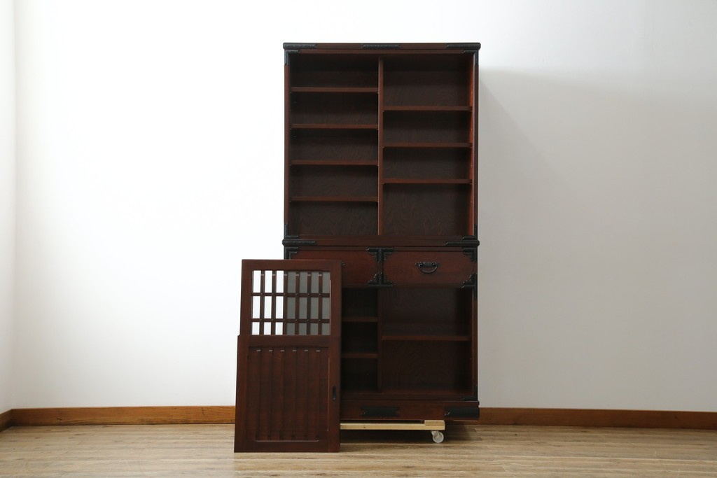 中古　美品　和の品格感じる佇まいが魅力的な格子引戸の水屋箪笥　(R-085260)