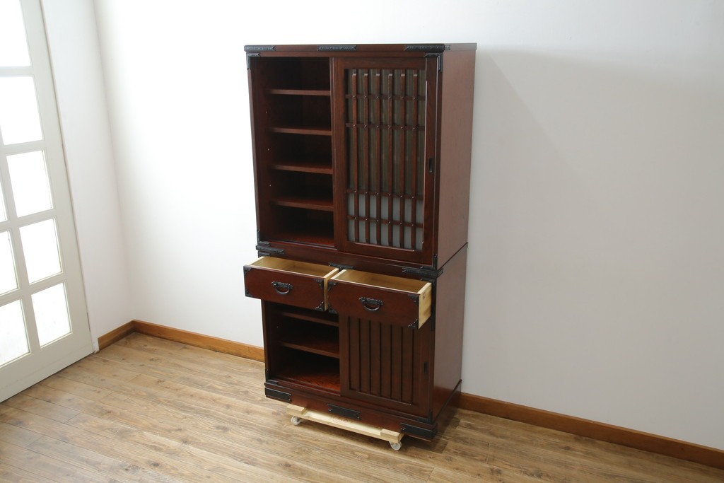 中古　美品　和の品格感じる佇まいが魅力的な格子引戸の水屋箪笥　(R-085260)