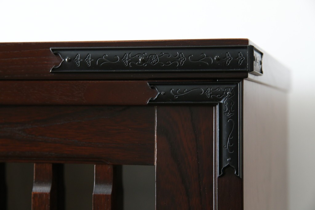 中古　美品　和の品格感じる佇まいが魅力的な格子引戸の水屋箪笥　(R-085260)