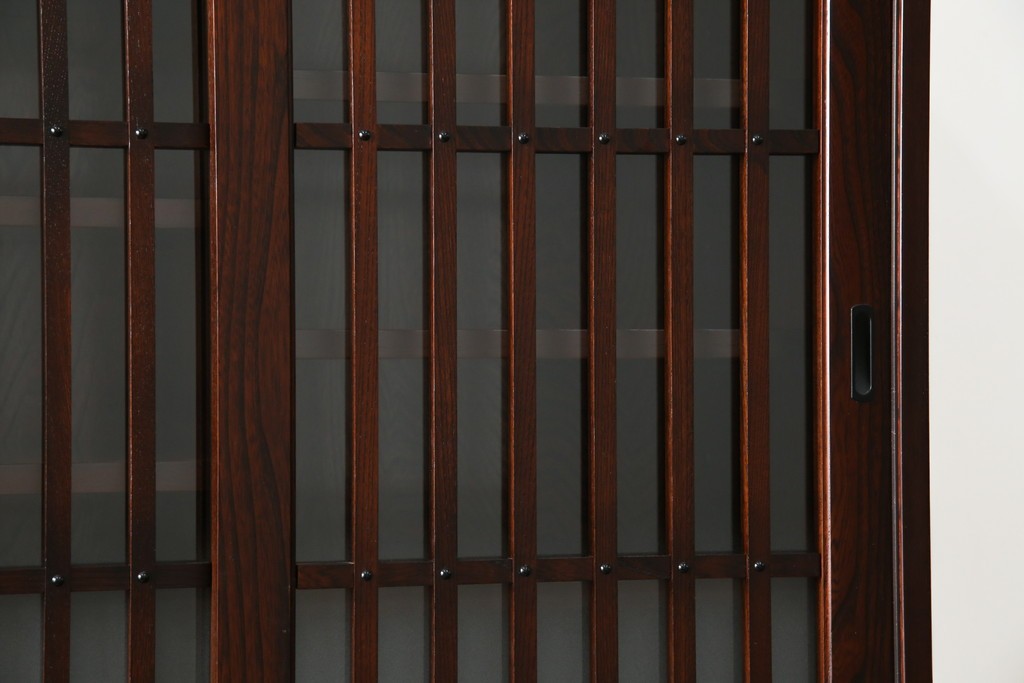 中古　美品　和の品格感じる佇まいが魅力的な格子引戸の水屋箪笥　(R-085260)