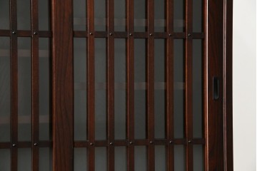 中古　美品　和の品格感じる佇まいが魅力的な格子引戸の水屋箪笥　(R-085260)