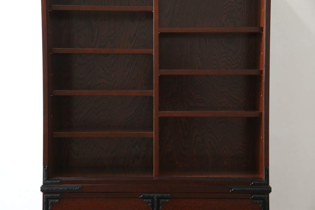 中古　美品　和の品格感じる佇まいが魅力的な格子引戸の水屋箪笥　(R-085260)