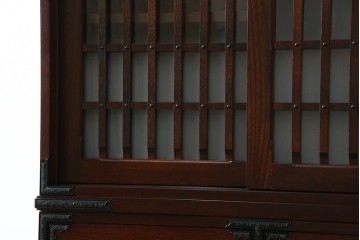 中古　美品　和の品格感じる佇まいが魅力的な格子引戸の水屋箪笥　(R-085260)