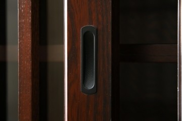 中古　美品　和の品格感じる佇まいが魅力的な格子引戸の水屋箪笥　(R-085260)