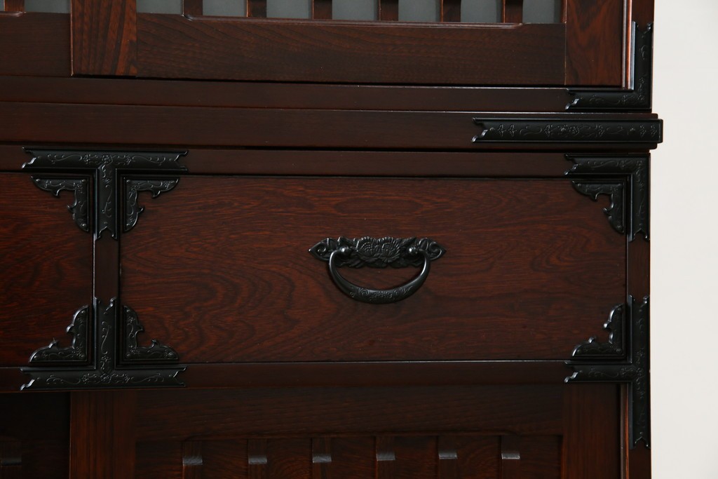 中古　美品　和の品格感じる佇まいが魅力的な格子引戸の水屋箪笥　(R-085260)