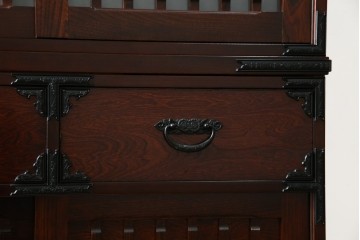 中古　美品　和の品格感じる佇まいが魅力的な格子引戸の水屋箪笥　(R-085260)