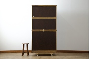 中古　美品　和の品格感じる佇まいが魅力的な格子引戸の水屋箪笥　(R-085260)