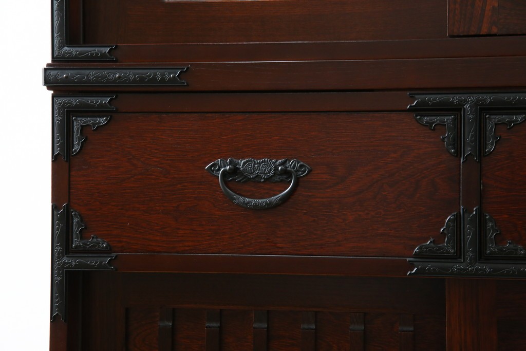 中古　美品　和の品格感じる佇まいが魅力的な格子引戸の水屋箪笥　(R-085260)