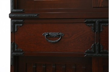 中古　美品　和の品格感じる佇まいが魅力的な格子引戸の水屋箪笥　(R-085260)