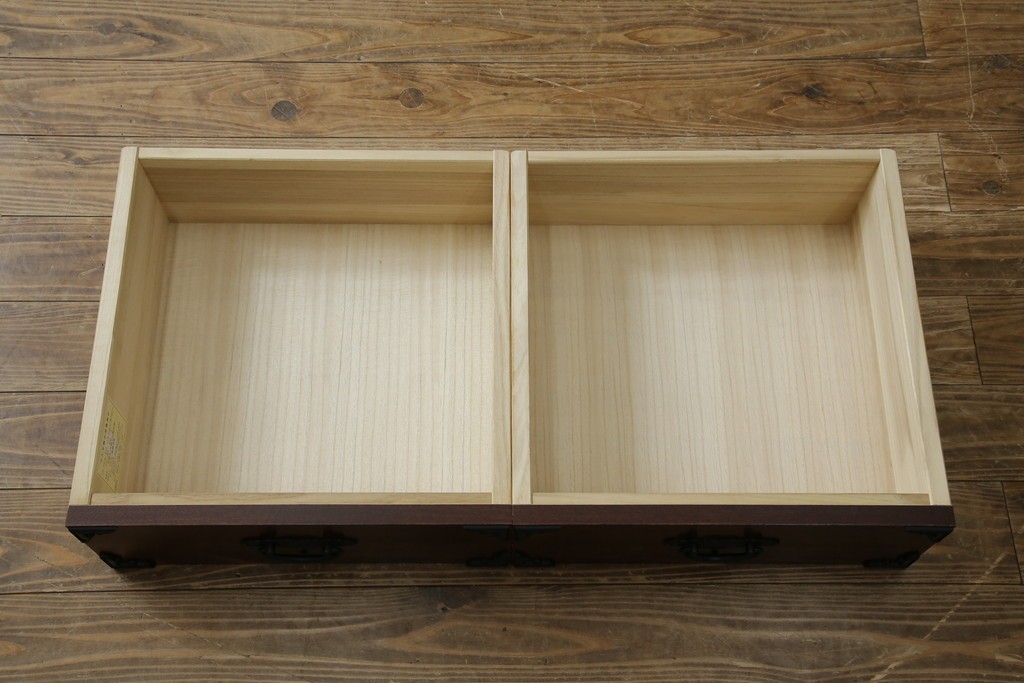 中古　美品　和の品格感じる佇まいが魅力的な格子引戸の水屋箪笥　(R-085260)