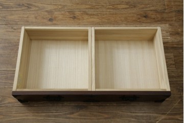 中古　美品　和の品格感じる佇まいが魅力的な格子引戸の水屋箪笥　(R-085260)