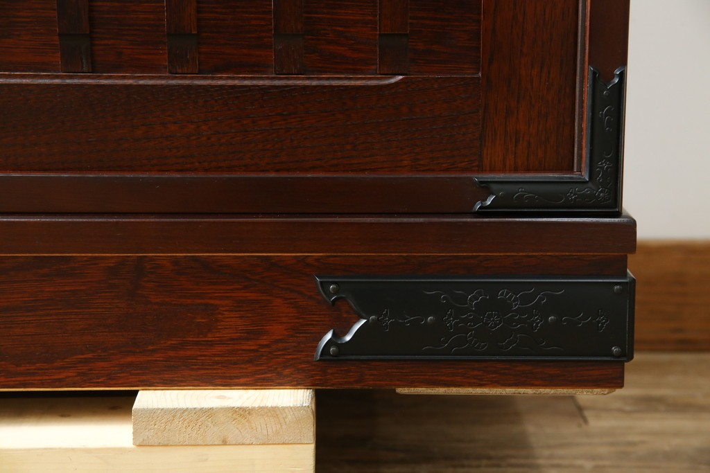 中古　美品　和の品格感じる佇まいが魅力的な格子引戸の水屋箪笥　(R-085260)