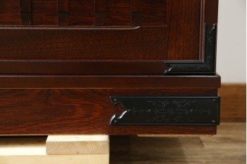 中古　美品　和の品格感じる佇まいが魅力的な格子引戸の水屋箪笥　(R-085260)