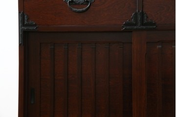 中古　美品　和の品格感じる佇まいが魅力的な格子引戸の水屋箪笥　(R-085260)