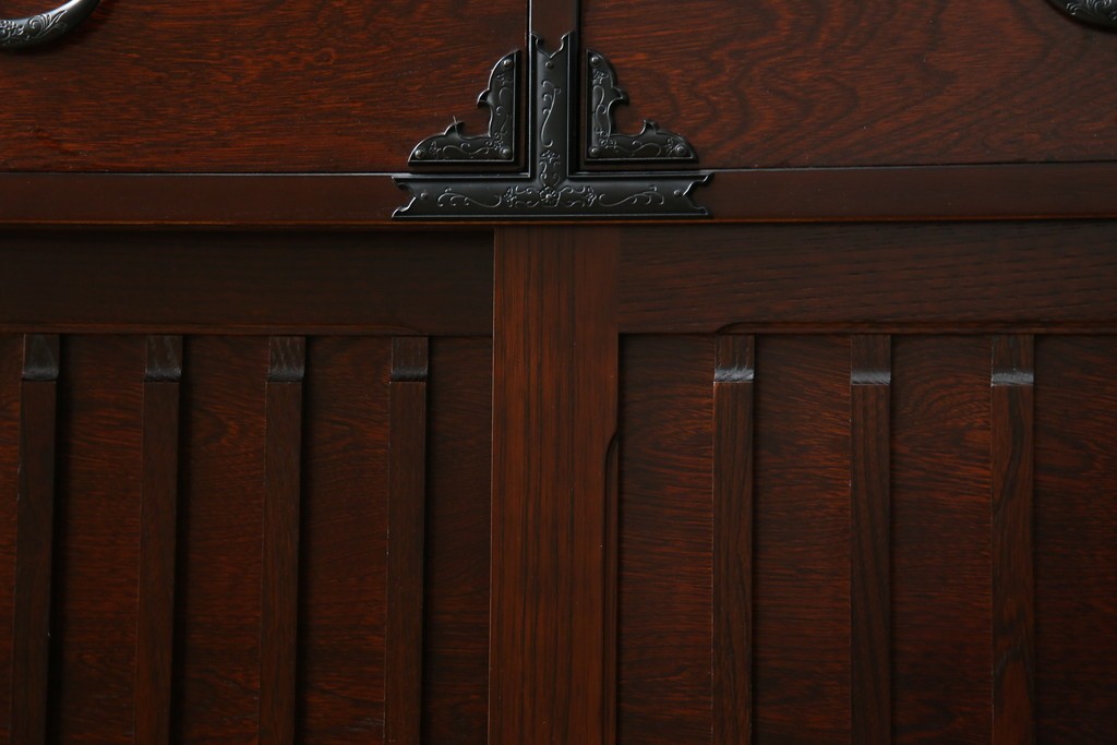 中古　美品　和の品格感じる佇まいが魅力的な格子引戸の水屋箪笥　(R-085260)