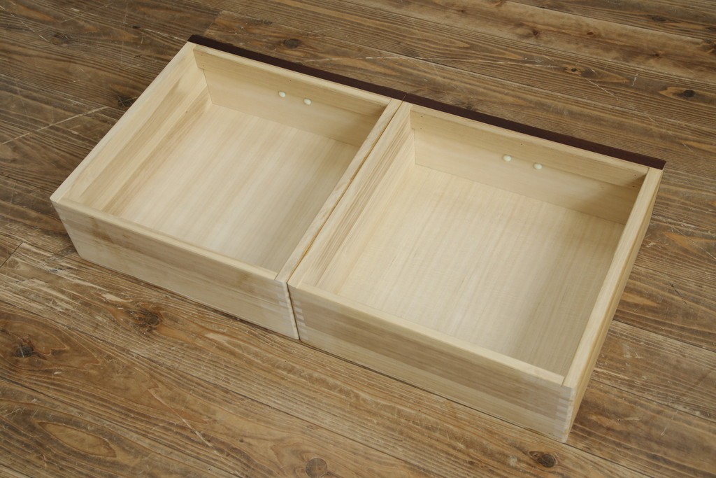 中古　美品　和の品格感じる佇まいが魅力的な格子引戸の水屋箪笥　(R-085260)