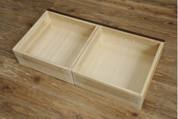 中古　美品　和の品格感じる佇まいが魅力的な格子引戸の水屋箪笥　(R-085260)