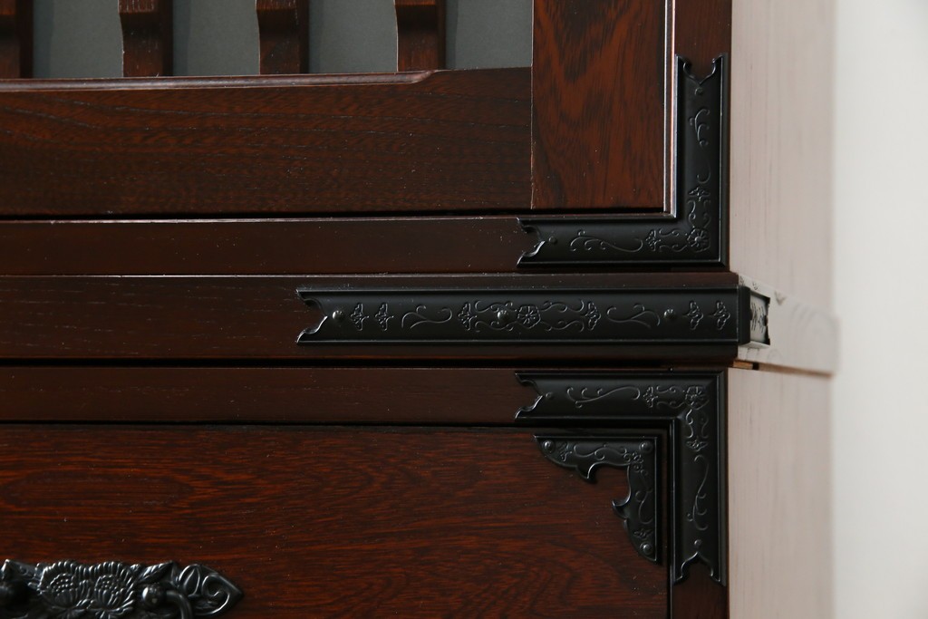 中古　美品　和の品格感じる佇まいが魅力的な格子引戸の水屋箪笥　(R-085260)