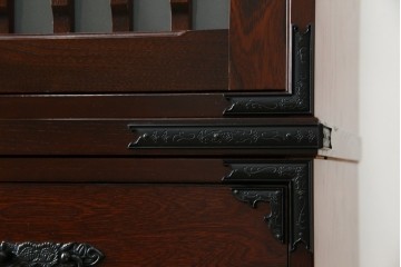 中古　美品　和の品格感じる佇まいが魅力的な格子引戸の水屋箪笥　(R-085260)