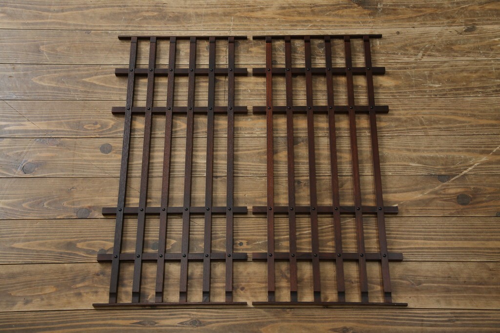 中古　美品　和の品格感じる佇まいが魅力的な格子引戸の水屋箪笥　(R-085260)